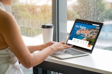 Çevrimiçi otel konaklama rezervasyon sitesi mod rezervasyon sistemi sağlar. Seyahat teknolojisi kavramı .