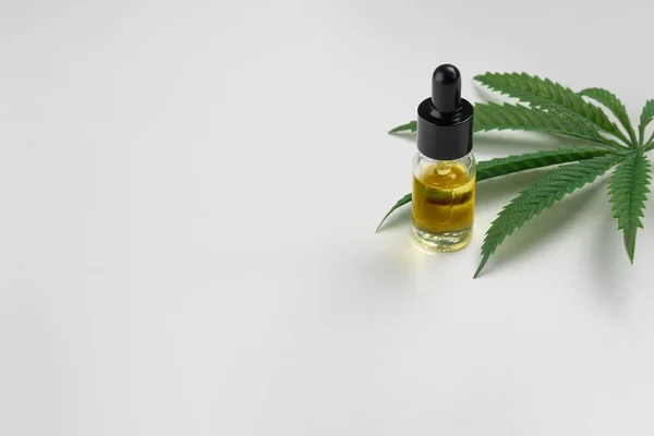 Φύλλο Κάνναβης Cannabis Sativa Δοχείο Από Έλαιο Cbd Καπάκι Σταγονόμετρο — Φωτογραφία Αρχείου
