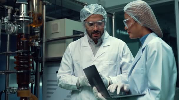 Двоє Вчених Професійній Уніформі Працюють Лікувальній Лабораторії Хіміко Біомедичного Експерименту — стокове відео