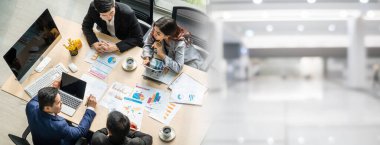 İş adamları grup toplantısı ofisteki en geniş bakış açısından çekildi. İş kadınları, iş adamları ve ofis çalışanları, proje planlama belgeleriyle takım konferansında toplantı masasında çalışıyorlar. .