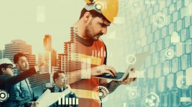 Gelecekteki bina inşaatı ve HUD hologram grafik tasarımı ile yaratıcı mühendislik projesi konsepti. İnşaat mühendisi, mimar ya da inşaat işçisi modern sivil teknoloji ile çalışıyor..