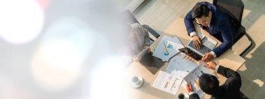 İş adamları grup toplantısı ofisteki en geniş bakış açısından çekildi. İş kadınları, iş adamları ve ofis çalışanları, proje planlama belgeleriyle takım konferansında toplantı masasında çalışıyorlar. .