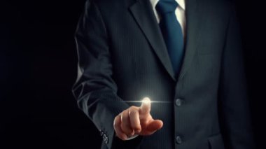 İşadamı siber güvenlik yönetimi imalı teknolojisinin hologramını gösteriyor. Sanal artırılmış gerçeklik, geleceksel HUD oluşturmak için 3 boyutlu görüntüleme ve animasyon ile oluşturulmuştur. .