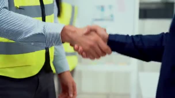 Competent Businessman Engineer Shake Hands Successfully Concluding Trading Arrangement Business — Vídeo de Stock