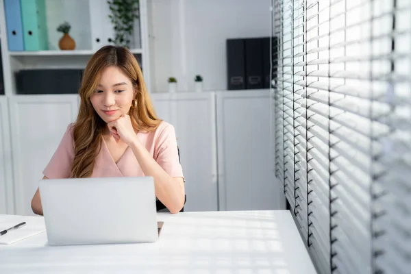 Young Asian Female Employee Sitting Her Desk Her Office Sitting — Foto Stock