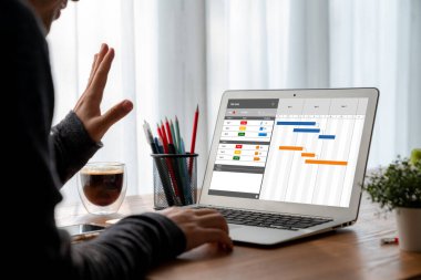 Ekip projesinin zaman çizelgesini gösteren bilgisayar ekranında, modern iş projesi yönetimi için proje planlama yazılımı