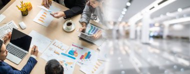 İş adamları grup toplantısı ofisteki en geniş bakış açısından çekildi. İş kadınları, iş adamları ve ofis çalışanları, proje planlama belgeleriyle takım konferansında toplantı masasında çalışıyorlar. .