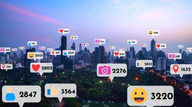 Sosyal medya simgeleri, sosyal ağ uygulama platformu üzerinden insanların karşılıklı bağlantılarını gösteriyor. Çevrimiçi toplum ve sosyal medya pazarlama stratejisi kavramı .