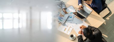 İş adamları grup toplantısı ofisteki en geniş bakış açısından çekildi. İş kadınları, iş adamları ve ofis çalışanları, proje planlama belgeleriyle takım konferansında toplantı masasında çalışıyorlar. .