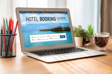 Çevrimiçi otel konaklama rezervasyon sitesi mod rezervasyon sistemi sağlar. Seyahat teknolojisi kavramı .