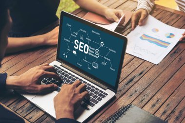 Model e-ticaret için SEO arama motoru optimizasyonu ve bilgisayar ekranında gösterilen çevrimiçi perakende işi
