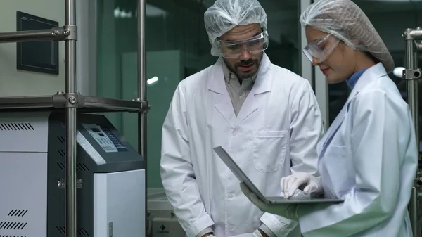 Dwóch Naukowców Profesjonalnych Mundurach Pracujących Laboratorium Eksperymentów Chemicznych Biomedycznych — Zdjęcie stockowe