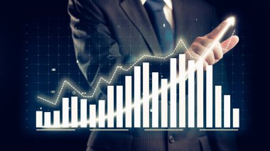 İşadamı, ticari kar artışının gelecekteki hedefe arttığını gösteren imalı bir tablo çizdi. Şirket işlerinin yükselmesi için mükemmel bir mali durum. Finans ve para teknolojisi .