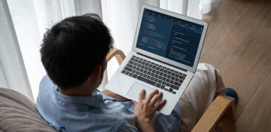 Model uygulama ve program kodlaması için bilgisayar ekranında yazılım geliştirme programlama