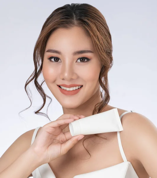 Gorgeous Woman Makeup Smiling Holding Mockup Product Advertising Text Place — Stockfoto