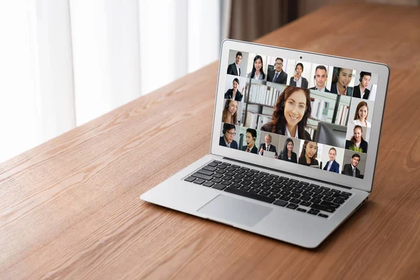 企業の事務所の労働者の仲介仮想グループ会議のためのビデオ会議のビジネスの人々 — ストック写真