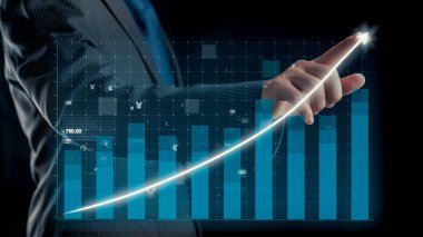 İşadamı, ticari kar artışının gelecekteki hedefe arttığını gösteren imalı bir tablo çizdi. Şirket işlerinin yükselmesi için mükemmel bir mali durum. Finans ve para teknolojisi .