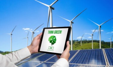 Çevre tasarrufu ve ESG iş konsepti için yeşil iş dönüşümü. İşadamı, çevre dostu yönetime ve alternatif temiz enerji kullanımına yönelik kurumsal bir hedef belirlemek için tablet kullanıyor.