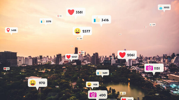Иконки социальных сетей летают над центром города, показывая людям взаимосвязь через платформу приложений социальных сетей. Концепция маркетинговой стратегии онлайн-сообщества и социальных медиа .