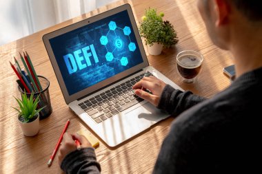 Model bilgisayar ekranında merkezi olmayan finans veya DeFi kavramı. Defi sistemi yeni yatırım ve tasarruf seçenekleri sunuyor .