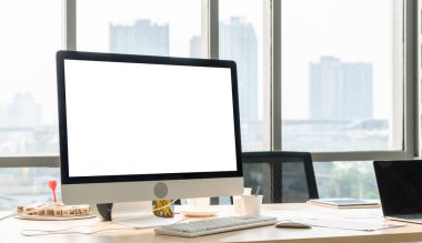 Tasarımınız için mod bilgisayardaki beyaz boş ekran monitör ekranında maket yapın
