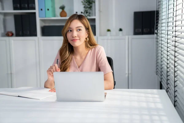 Young Asian Female Employee Sitting Her Desk Her Office Sitting — Foto Stock