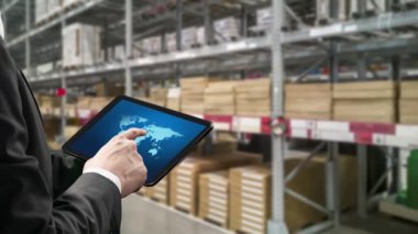 Depo yönetimi, mal teslimatının gerçek zamanlı izlenmesi için bilgisayarda becerikli bir yazılım. Bilgisayar ekranı, depolama ve tedarik zinciri dağılımı için akıllı envanter göstergesi .