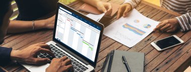 Ekip projesinin zaman çizelgesini gösteren bilgisayar ekranında, modern iş projesi yönetimi için proje planlama yazılımı