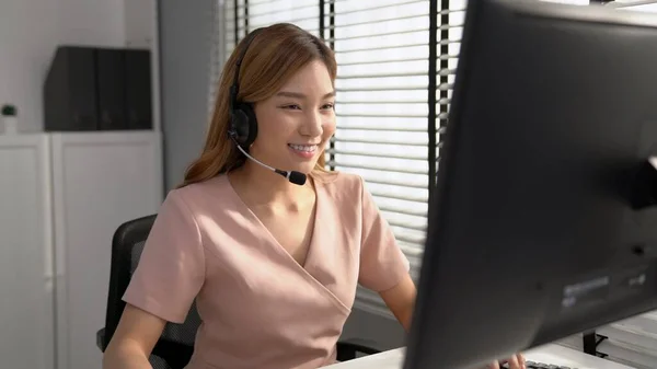 Competent Female Operator Working Computer While Talking Clients Concept Relevant — Stok fotoğraf