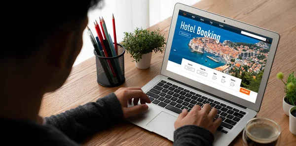 Çevrimiçi otel konaklama rezervasyon sitesi mod rezervasyon sistemi sağlar. Seyahat teknolojisi kavramı .