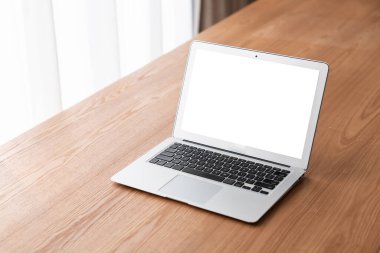 Tasarımınız için mod bilgisayardaki beyaz boş ekran monitör ekranında maket yapın