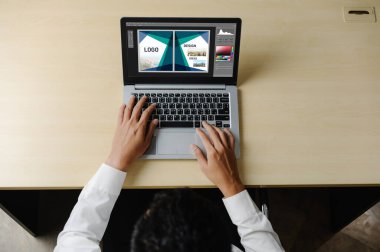 Web sayfasının modern tasarımı ve bilgisayar ekranında gösterilen ticari reklamlar için grafiksel tasarımcı yazılımı