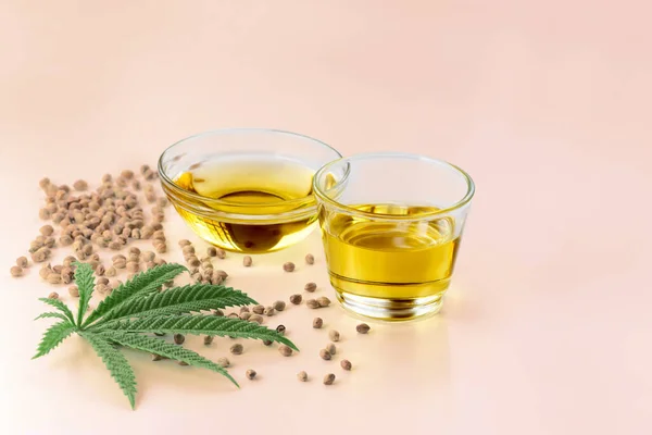 Cbd Thc Tinktur Glasschale Und Flasche Mit Tropfdeckel Und Hanfblatt — Stockfoto