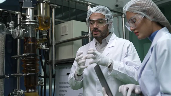 Dva Vědec Profesionální Uniformě Pracující Laboratoři Pro Chemické Biomedicínské Experimenty — Stock fotografie