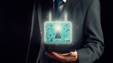 İşadamı siber güvenlik yönetimi imalı teknolojisinin hologramını gösteriyor. Sanal artırılmış gerçeklik, geleceksel HUD oluşturmak için 3 boyutlu görüntüleme ve animasyon ile oluşturulmuştur. .