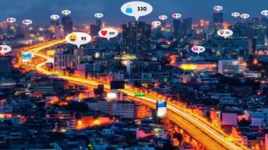 Sosyal medya simgeleri, sosyal ağ uygulama platformu üzerinden insanların karşılıklı bağlantılarını gösteriyor. Çevrimiçi toplum ve sosyal medya pazarlama stratejisi kavramı .