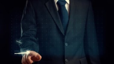 İşadamı, ticari kar artışının gelecekteki hedefe arttığını gösteren imalı bir tablo çizdi. Şirket işlerinin yükselmesi için mükemmel bir mali durum. Finans ve para teknolojisi .