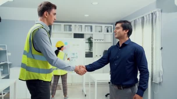 Competent Businessman Engineer Shake Hands Successfully Concluding Trading Arrangement Business — Vídeo de Stock