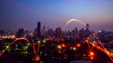 Şehir üzerinde bağlantı ağı karşılıklılığına sahip akıllı dijital şehir. Şehirdeki insanları birbirine bağlayan gelecek akıllı kablosuz dijital şehir ve sosyal medya ağı kavramı .