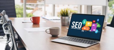 Model e-ticaret için SEO arama motoru optimizasyonu ve bilgisayar ekranında gösterilen çevrimiçi perakende işi