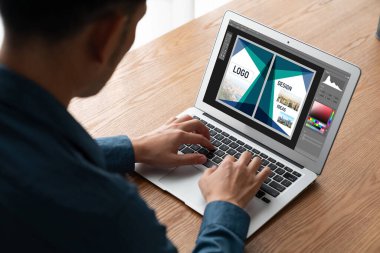 Web sayfasının modern tasarımı ve bilgisayar ekranında gösterilen ticari reklamlar için grafiksel tasarımcı yazılımı