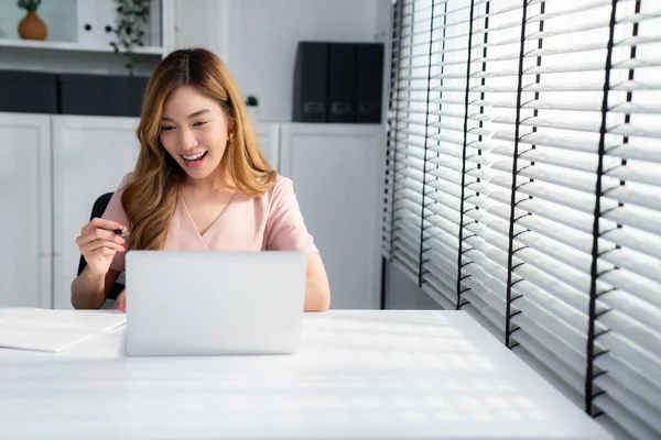 Young Asian Female Employee Sitting Her Desk Her Office Sitting — Foto de Stock