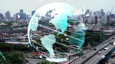 Geleceğin trafik kontrolü için akıllı ulaşım teknolojisi değiştirme konsepti. Sanal akıllı sistem sürücü için şehir caddesindeki araç verilerini bağlamak için sürüş bilgisi analizi yapıyor .