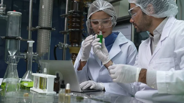 Dva Vědec Profesionální Uniformě Pracující Laboratoři Pro Chemické Biomedicínské Experimenty — Stock fotografie