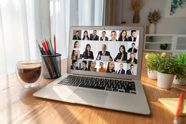Деловые Люди Видеоконференции Модных Виртуальных Групповых Встреч Сотрудников Бизнес Офиса — стоковое фото