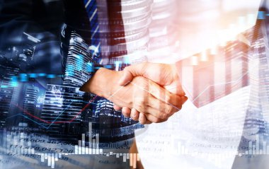 Ekonomik refah ve para teknolojisinin varlık geçmişi üzerine iş tokalaşması. Değerli borsaya yatırım yaparak ekonomik ve finansal büyüme ile refah kar birimi ticareti elde edilir