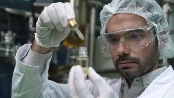 Naukowiec Testuje Produkt Olejowy Konopi Leczniczym Laboratorium Cbd Olej Konopny — Wideo stockowe