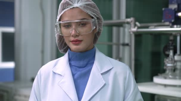 Portrait Woman Scientist Uniform Working Curative Laboratory Chemical Biomedical Experiment — Vídeos de Stock