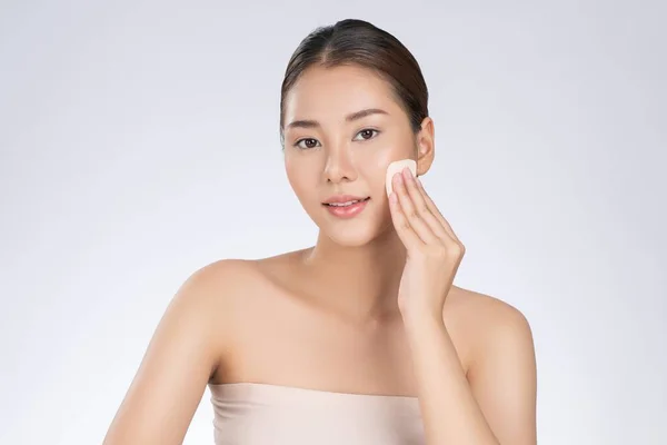 Gorgeous Woman Applying Her Cheek Dry Powder Portrait Younger Perfect — 图库照片