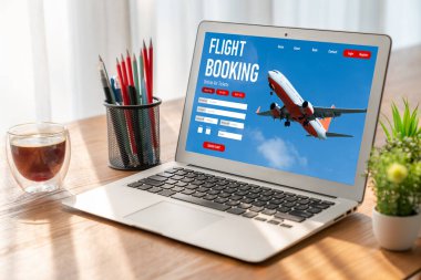 Online uçuş rezervasyon sitesi mod rezervasyon sistemi sağlar. Seyahat teknolojisi kavramı .